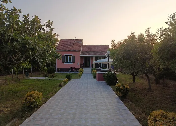 Beautiful Nearby Beach House With Garden, Private Pool And Large Yard